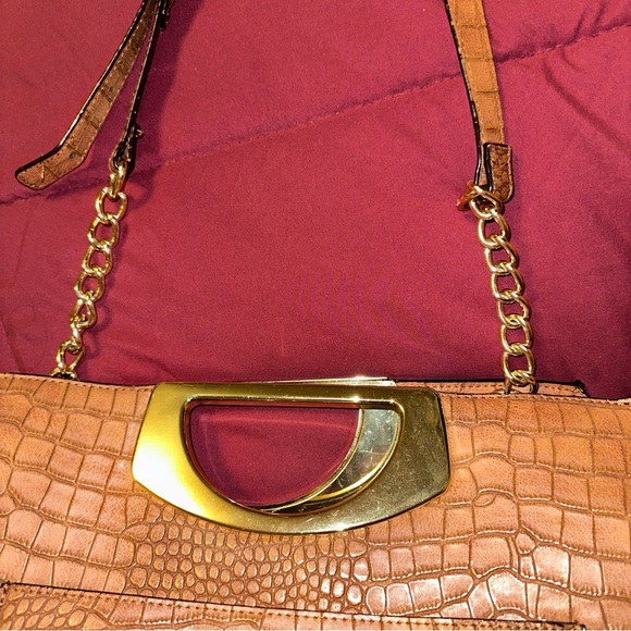 Gianni Bini Alligator Purse Magnetic closure/front pocket. Gold chain on strap - Picture 12 of 16